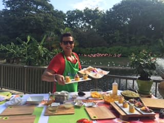 Alejandro estaba listo para poner la mesa e invitar a todos a disfrutar.