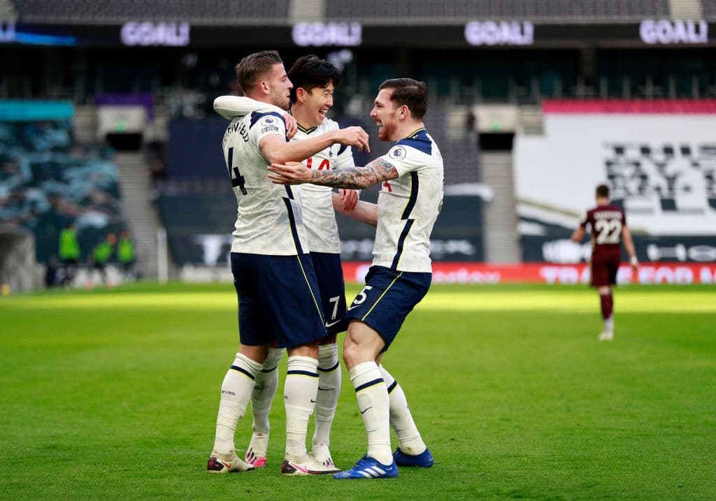 Tottenham se impone ante el Leeds 3-0. Los goleadores por parte de los Spurs fueron Harry Kane al minuto 29 tras cobrar un penal, Son Heung-min al 43 y, ya en el segundo tiempo, Tobey Alderweireld hacía el tercer tanto, durante la J17 de la Premier League.