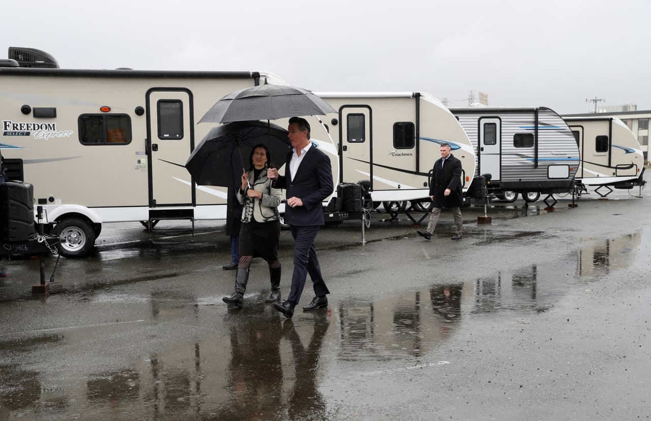 Los recursos se utilizarían en parte para ayudar a los desamparados a pagar sus rentas en viviendas de transición, cubrir los costos de las visitas a las salas de emergencia y abrir más sitios donde se puedan atender los problemas sociales y de salud de la población en situación de calle.