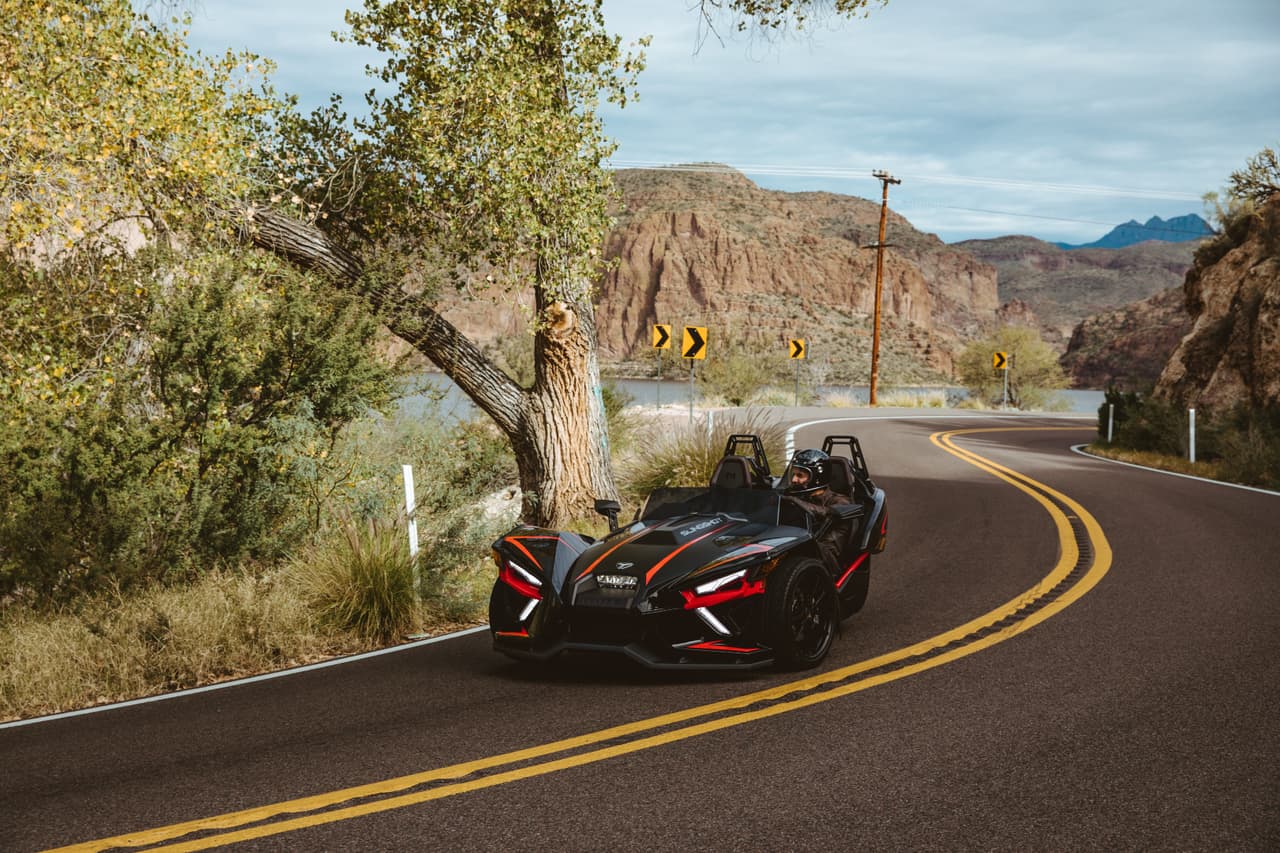 Pero ¿Qué es esta máquina con 3 ruedas? Oficialmente, de los 50 estados en los Estados Unidos, 48 lo clasifican como un ‘AutoCycle’, mientras que los otros 2 (Massachusetts y NY) como una motocicleta.