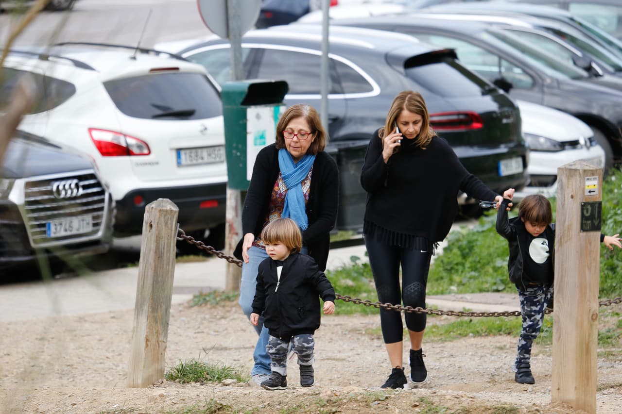 La mamá de Gerard Piqué llevó a los niños a dar un paseo a la Sierra de Collserola.
