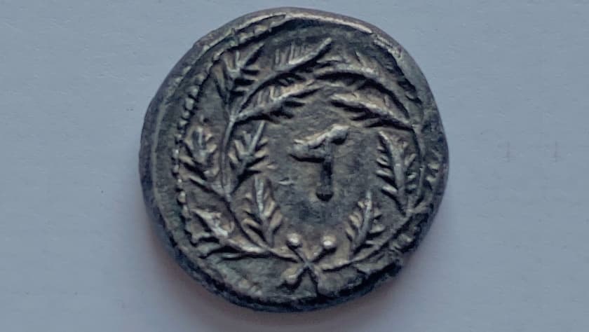 La pieza de un cuarto de siclo (moneda usada en Israel) tiene un grabado de ramas de palma y una corona. Está fechada en el año 69 d. C. y 
<b>se</b> 
<b>encuentra entre las monedas más raras</b> que quedan del sangriento levantamiento judío contra la Roma imperial.
<br>
<br>Ilan Hadad, investigador de numismática y arqueólogo de la Autoridad de Antigüedades de Israel, dijo al periódico 
<i>The New York Times</i> que la moneda “un tesoro nacional” que “tiene un fuerte simbolismo religioso y político para los judíos y cristianos de todo el mundo”.