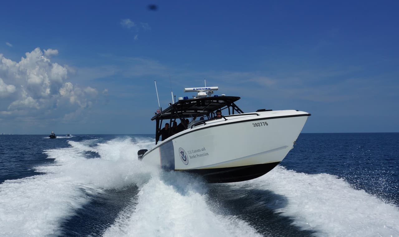 Los cubanos fueron arrestados por los agentes de inmigración de la patrulla fronteriza al tocar tierra.