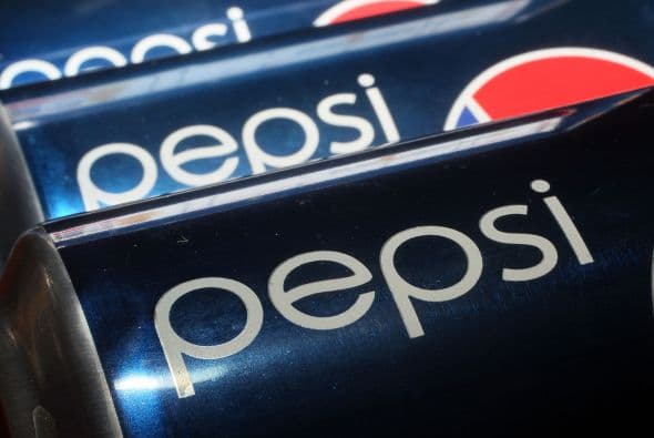 PEPSICO- El primer trimestre de 2012 se mostró relativamente positivo para el segundo mayor fabricante de refrescos en el mundo, la compañía informó que su beneficio neto fue de $1,133 millones, 1% menos que los $1,144 millones del mismo periodo de 2011. Según Indra Nooyi, presidenta y consejera delegada, estos resultados "reflejan la fortaleza de la firma", lo que les permitió realizar algunas alzas de precios para contrarrestar el aumento de los precios de las materias primas, sin disuadir a sus consumidores.
