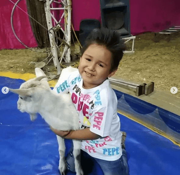 Recordando su empleo pasado, en el que convivía con animales de granja, Giovani decidó tomarse esta foto al lado de una cabra.