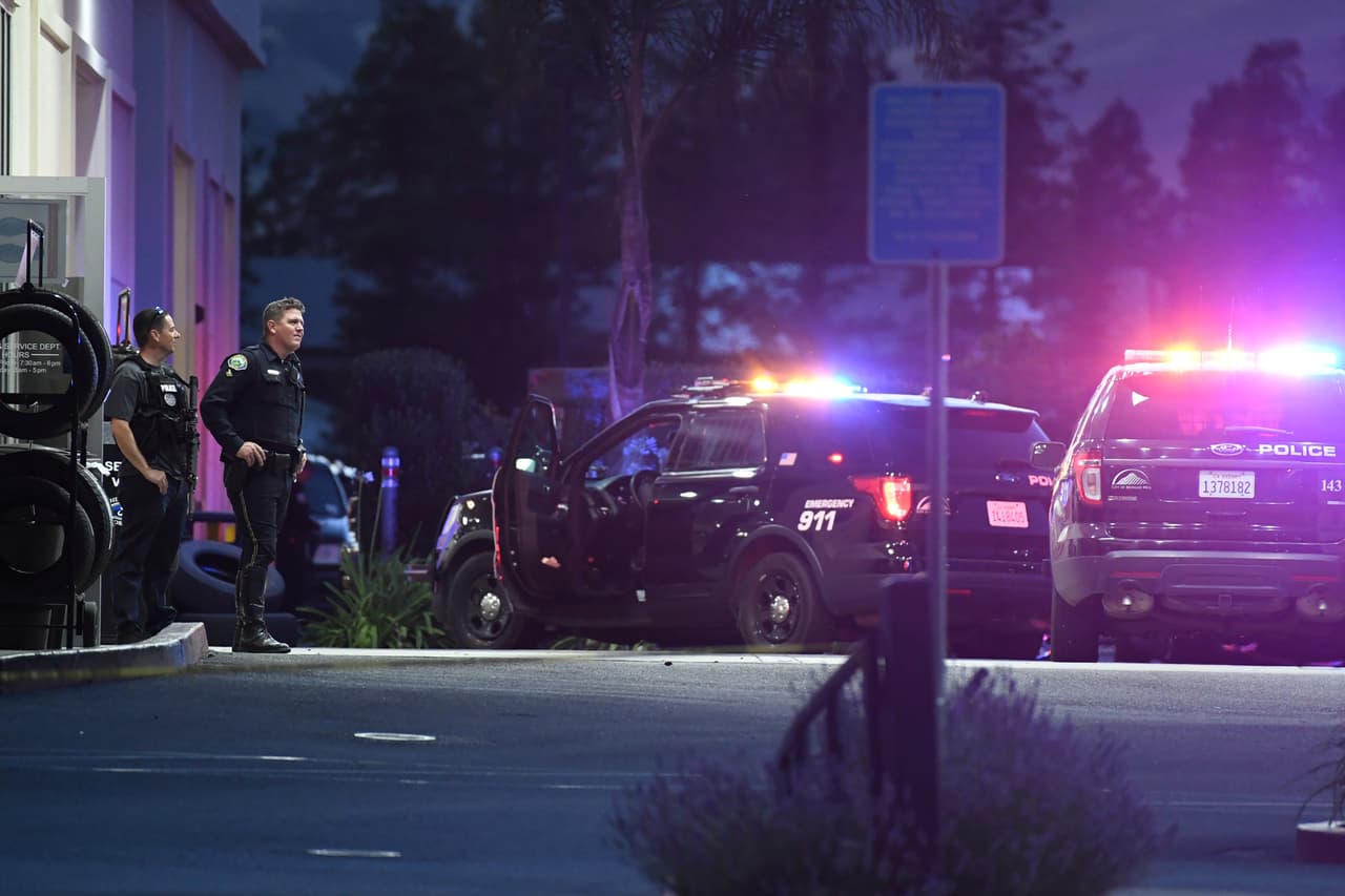 Las autoridades señalaron que Brian Light, uno de los supervisores, confrontó de manera directa al pistolero para intentar desarmarlo, lo que le dio al resto de los trabajadores y clientes los segundos necesarios para huir del lugar.