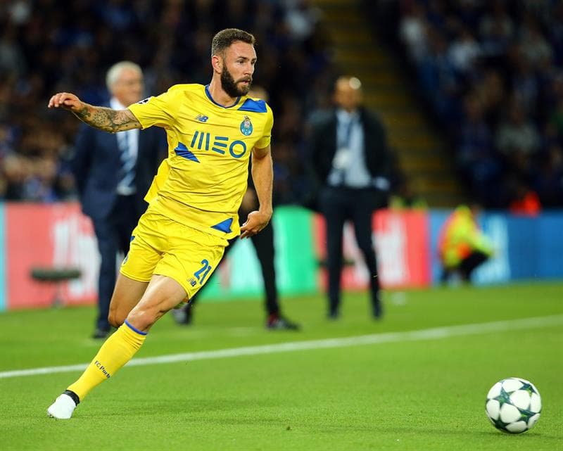 El mexicano Miguel Layún fue titular en la derrota de visitante del Porto 1-0 contra Leicester City.
