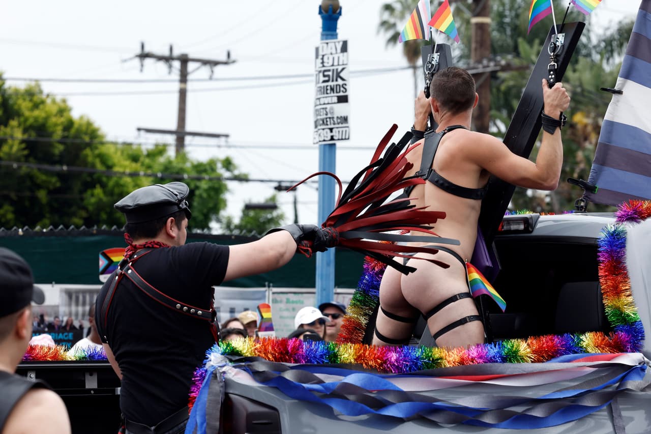 Originalmente llamado "Orgullo Gay" en la década de 1970, el desfile se convirtió en una celebración anual en Hollywood antes de mudarse a West Hollywood en 1979.
<br>