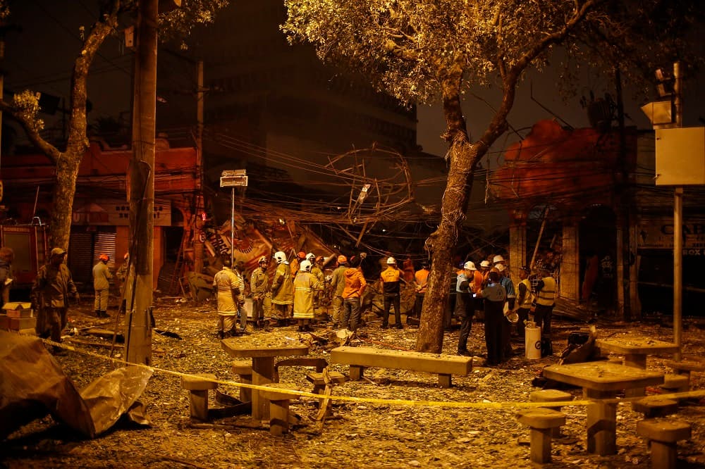 Equipos de rescate buscan víctimas después de la explosión.