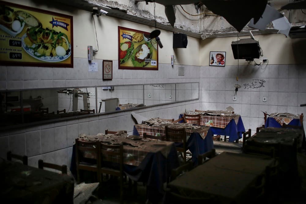 El interior de un restaurante dañado por una explosión en Río de Janeiro