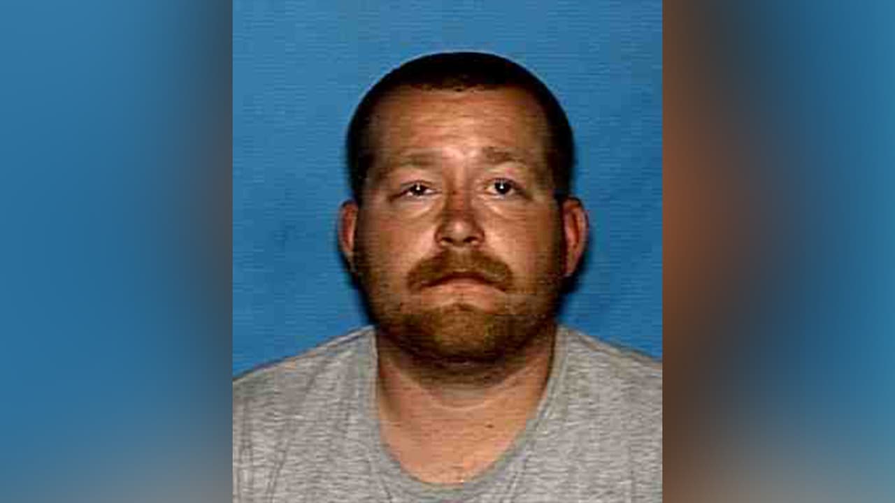 Larry Shane Hicks, enfrenta cagos por robo de más de $2,500.