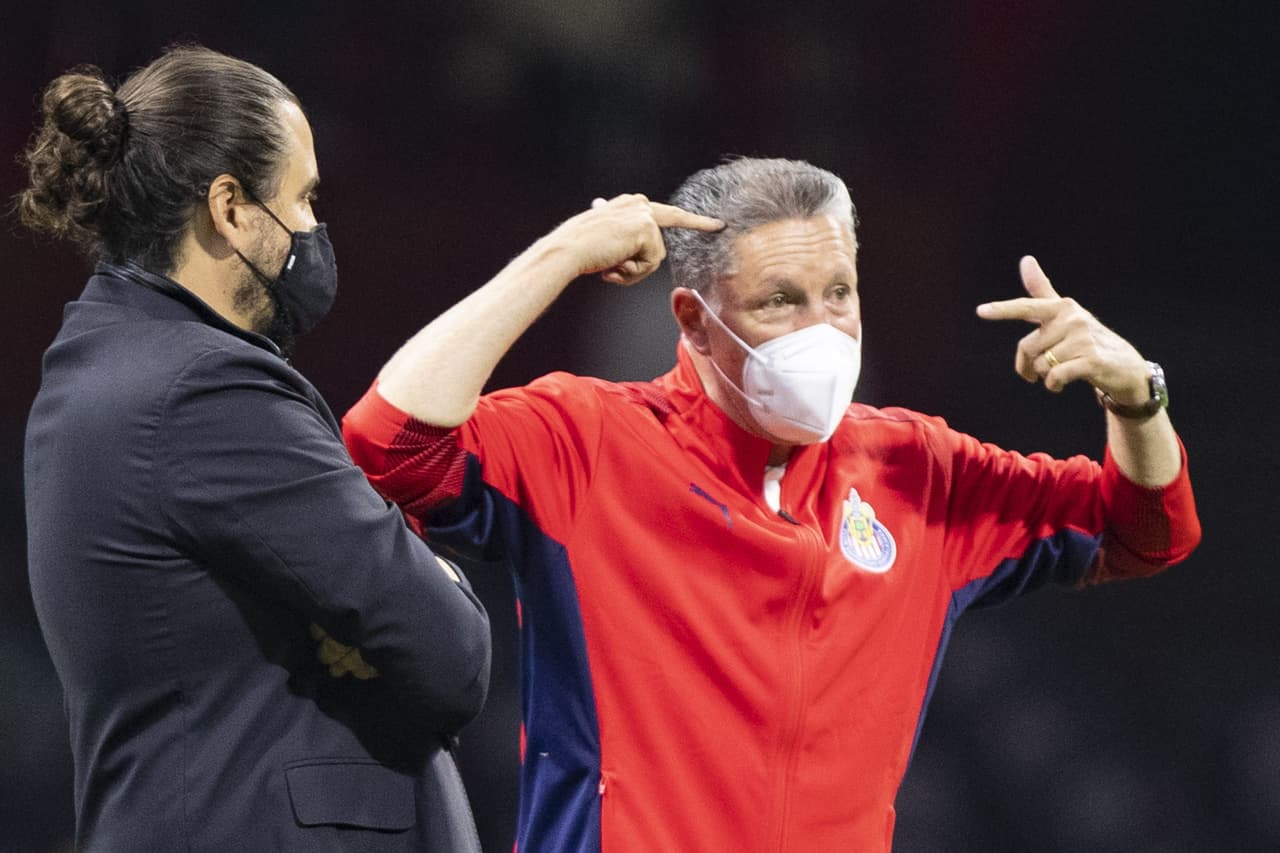 ¡Desfile con pocos frutos! La larga lista de directivos y DTs en Chivas