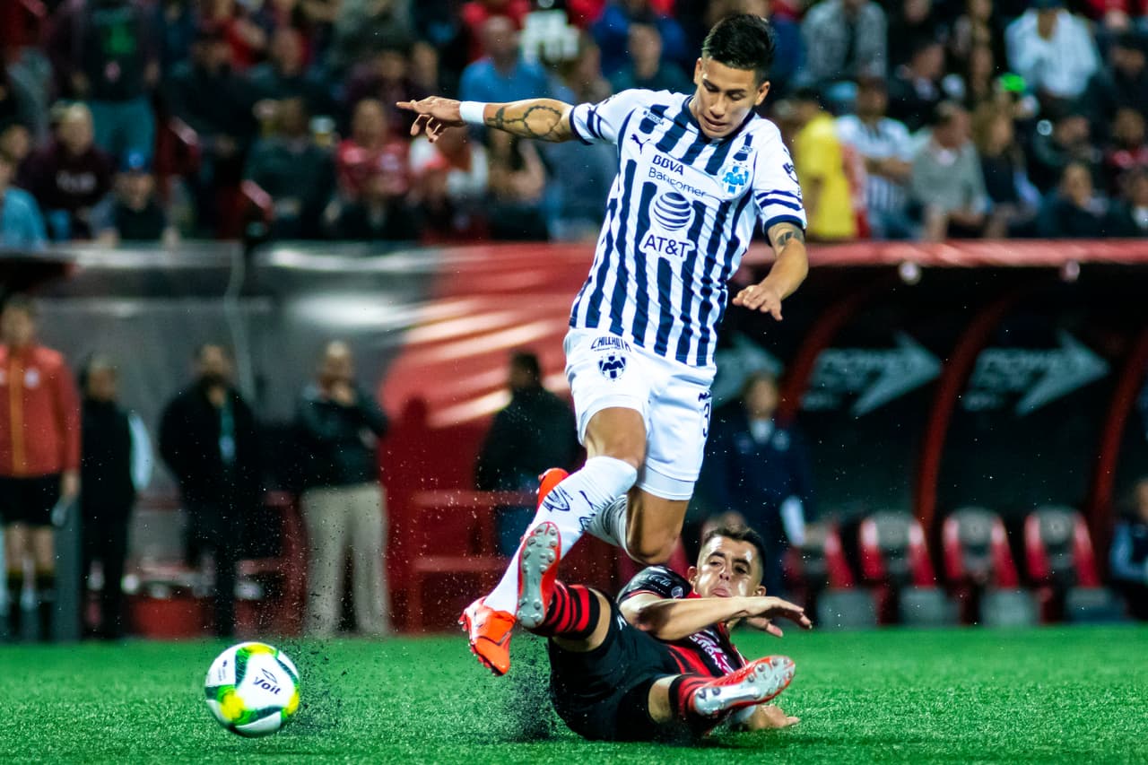 Maxi Meza intentó desbordar por la parcela derecha pero los defensores de Xolos estuvieron atentos y a tiempo.