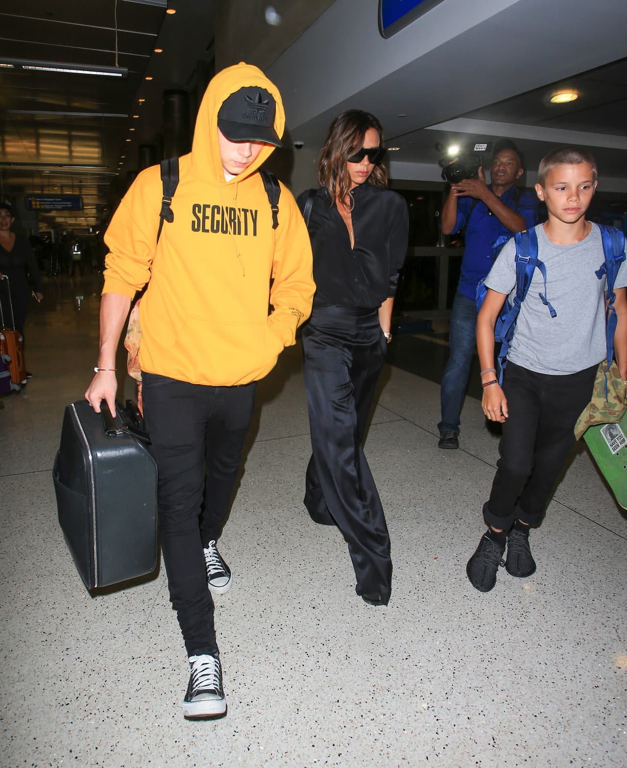 Ella es una protectora madre.