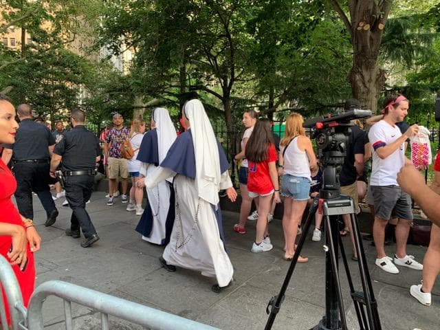 Las cámaras de los medios estaban presentes desde muy temprano para reportar lo que ocurría.