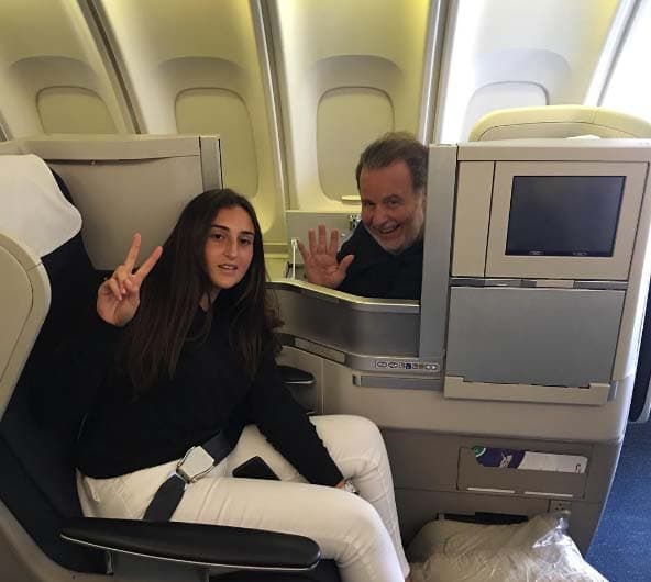 Mía y Raúl listos para comenzar sus vacaciones por Europa.