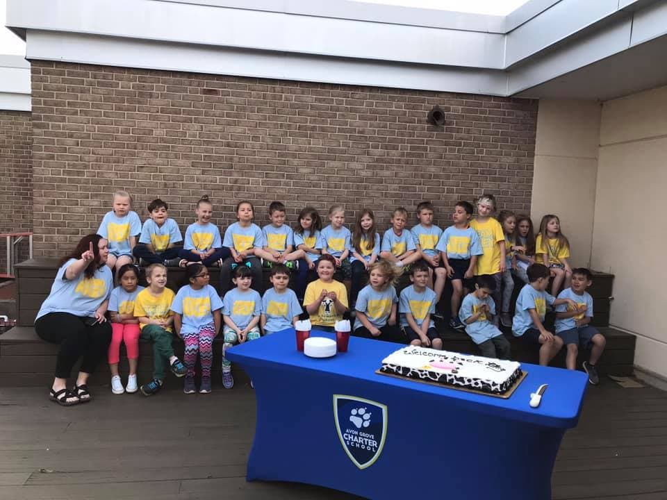 Finalmente, toda la escuela se reunió en el patio para celebrar el regreso de su estudiante con una gran torta. La madre de la menor asegura que fue un momento mágico tanto para su familia como para Riley, quien no paró de sonreír durante toda la jornada.