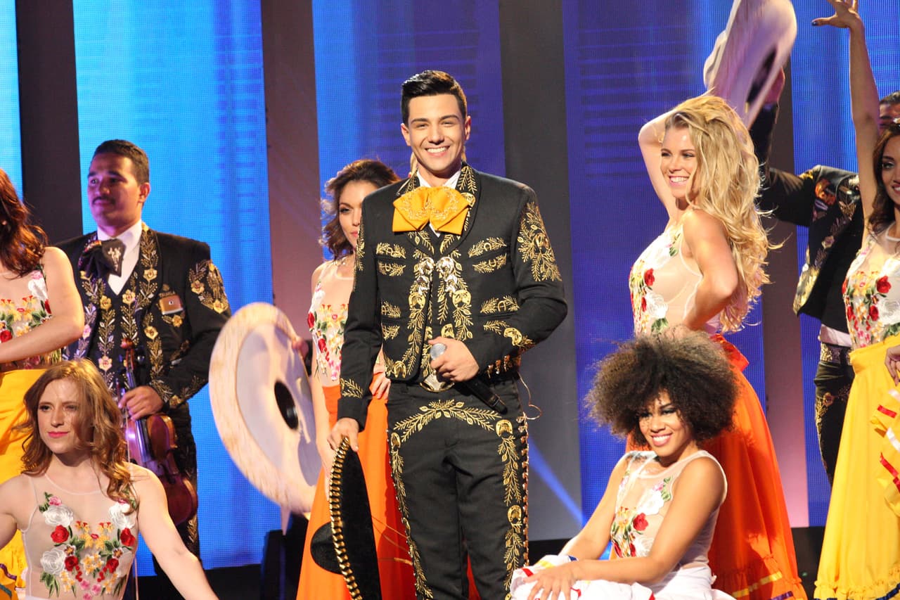 Contó que es muy importante que al cantar la música mexicana, sea cual sea el género, se debe hacer con una excelente presencia. "Es una responsabilidad de nosotros el pararnos ante la gente y tener la camisa bien abrochada, los pantalones bien puestos y el saco a la medida”.