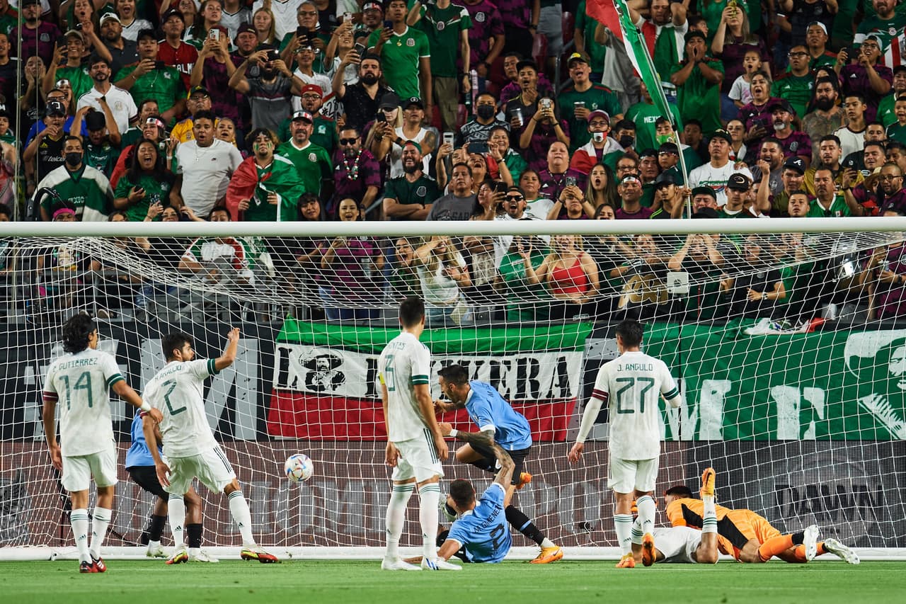 La selección mexicana tuvo uno de sus partidos más oscuros en la era del ‘Tata’ Martino y con doble de Edinson Cavani, Uruguay le pasó por encima a un Tri, que generó dudas, incertidumbre y preocupación a menos de 6 meses de Qatar 2022.