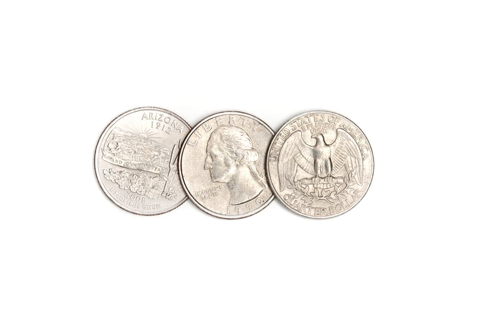 <b>Tres monedas plateadas</b>
<br>De preferencia que sean de plata, pero como evidentemente no las tenemos a doquier, con que sean plateadas servirá. Ellas también canalizan las energías positivas, fortaleciendo el aura de la persona.