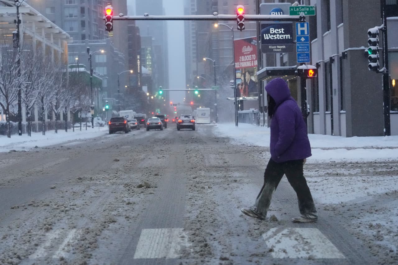 La nieve podría acumularse rápidamente sobre carreteras que ya se encuentran heladas, sin que se espere un derretimiento significativo al corto plazo.