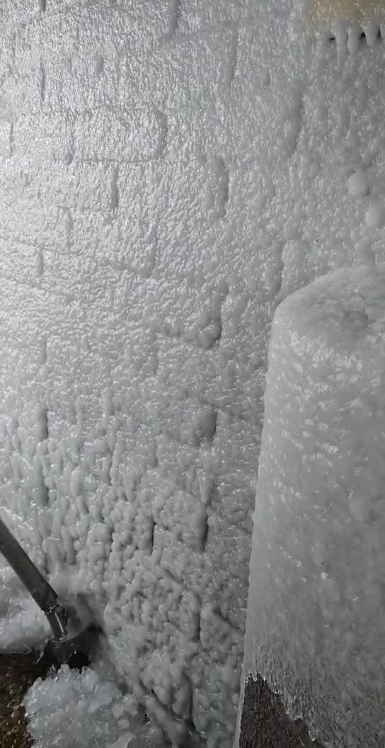 Un televidente de Noticias Univision Chicago fue a lavar su auto y se encontró con esto durante la tormenta invernal.