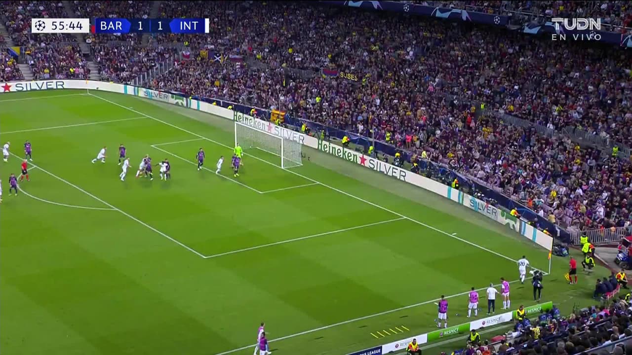 ¡TIRO ATAJADO! disparo por Hakan Çalhanoglu.