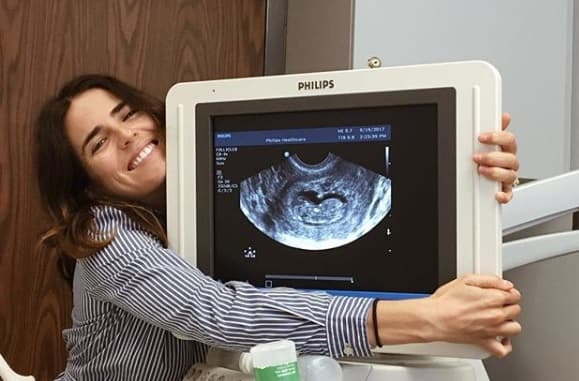 La actriz anunció que esperaba al nuevo integrante de la familia con esta original imagen en 2017.