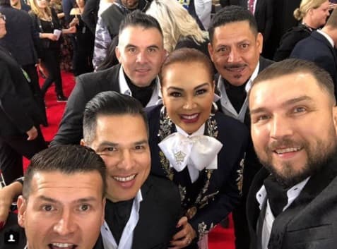 Así posaron estos representantes de la música mexicana: Aida Cuevas rodeada de los músicos de El Recodo.