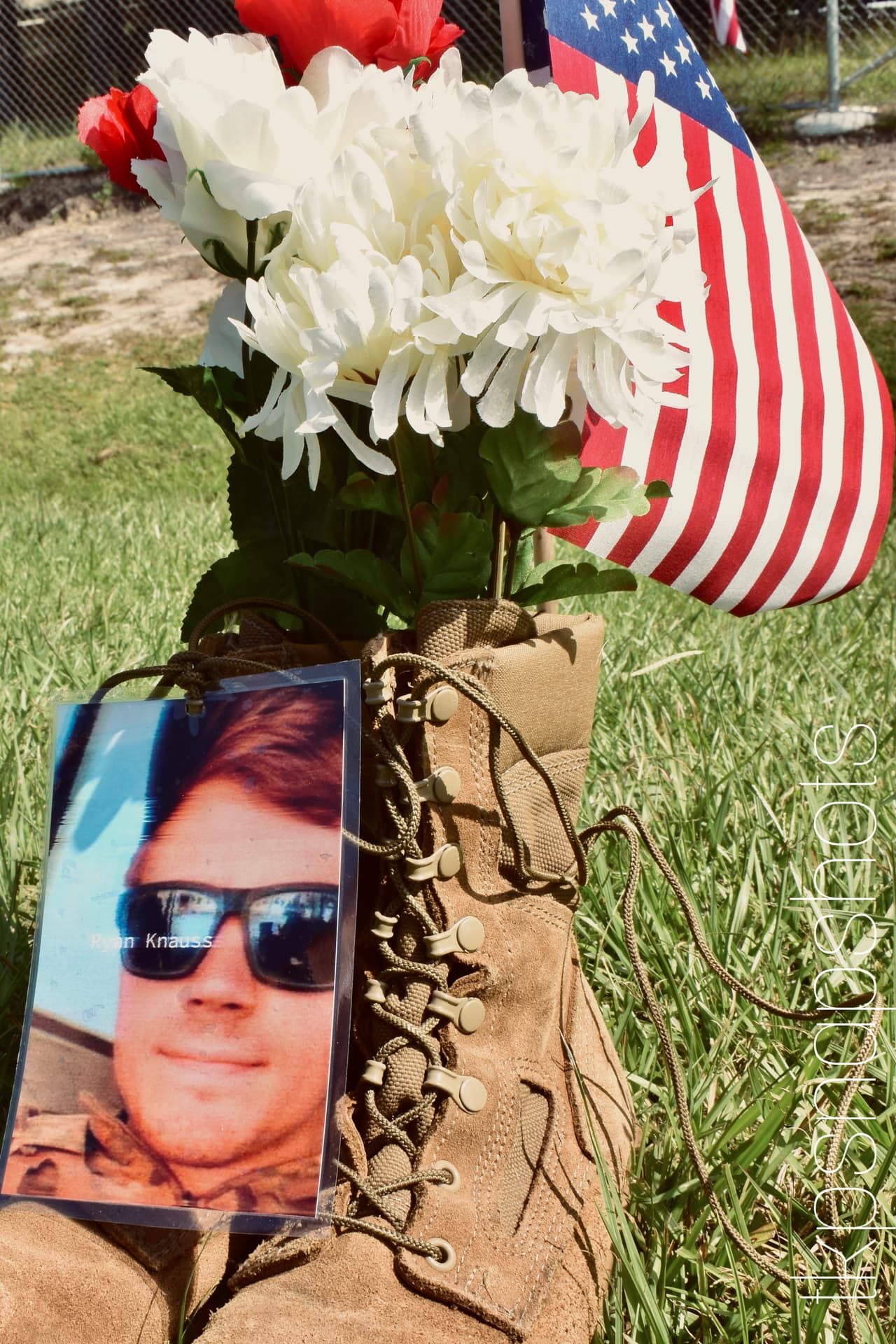 El 1er Comando de Fuerzas Especiales - Aerotransportado, con base en Fort Bragg, informó la muerte del sargento del Ejército de EEU, Ryan C. Knauss, de años 23, originario de Corryton, Tennessee, fallecido el 26 de agosto durante el 
<a href="https://www.univision.com/noticias/mundo/afganistan-refugio-terrorismo-taliban">ataque en las cercanías del Aeropuerto Internacional Hamid Karzai en Kabul.</a>