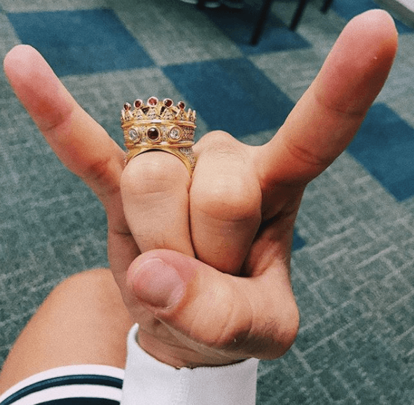 Mostrando este excéntrico anillo, el 12 de agosto Bad Bonny celebró la cifra de 4 millones de seguidores en Instagram.