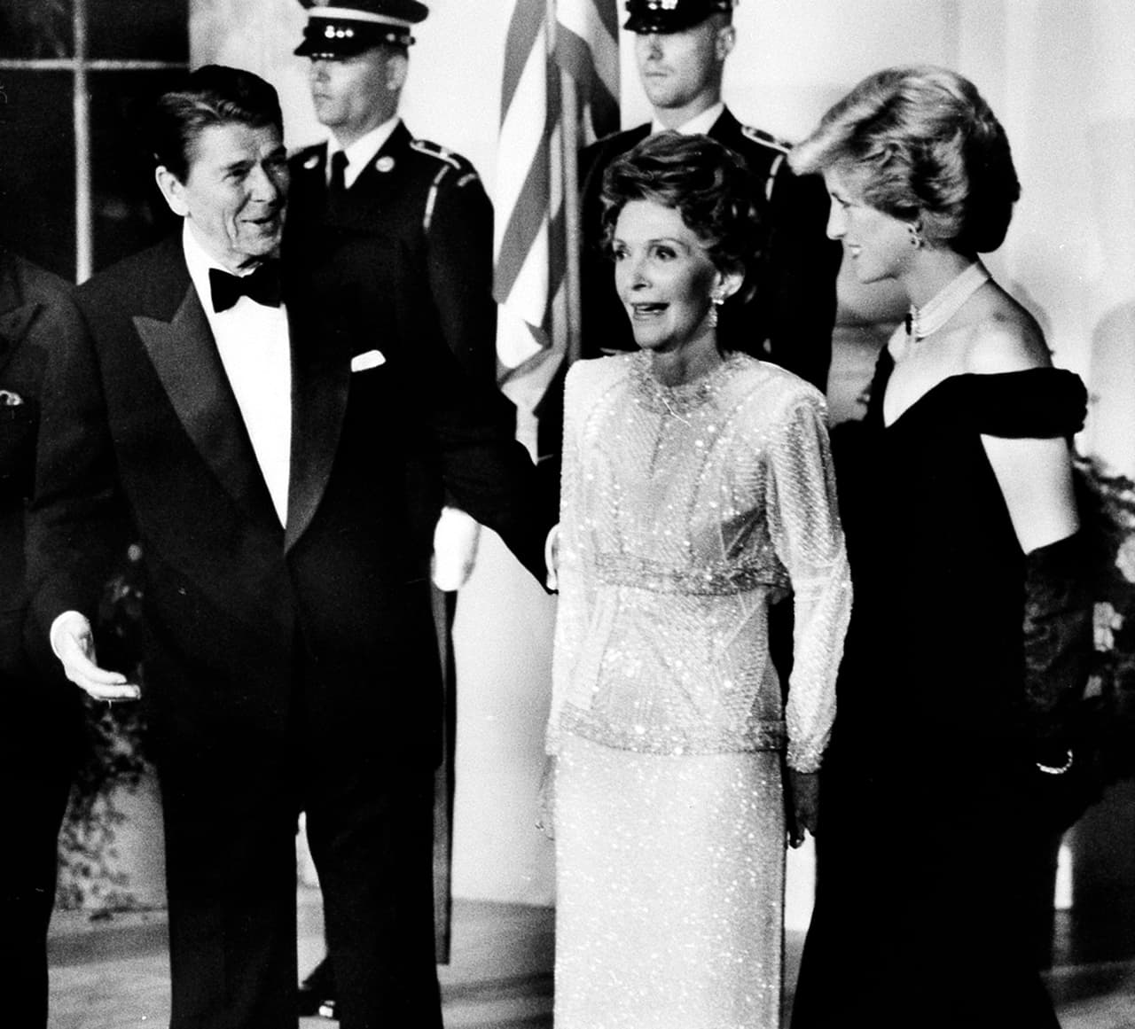 La princesa Diana y su esposo el príncipe Carlos visitaron a Ronald y Nancy Reagan en la Casa Blanca en 1985. Convertida en un símbolo de la nueva realeza, popular y cercana a la gente, un encuentro con Diana significaba una reunión con el mismísimo pueblo británico que la idolatraba.