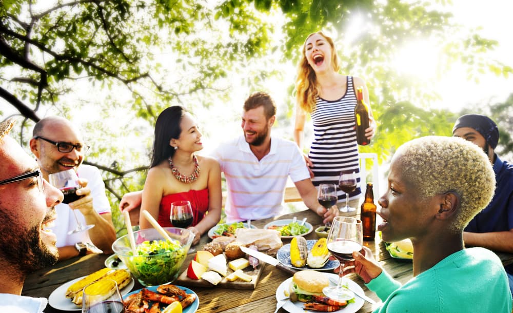 <b>¡Atrae la abundancia con el equinoccio de la cosecha!</b>
<br>
<br>Lo más apropiado para el día del equinoccio es invitar a un grupo de amigos para pasar un buen rato juntos y hacer algo divertido, y a la vez muy simbólico, invitándoles a que se vistan según los colores correspondientes a los elementos zodiacales (Fuego, Tierra, Aire y Agua).
<br>