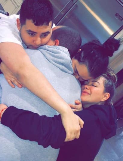 Para este día tan especial los hermanos Rivera se dieron mucho amor y cariño, y lo demostraron con este abrazo.