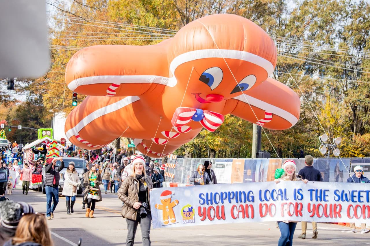 <b><a href="https://grma.org/christmas-parade/">78th Annual ABC11 Raleigh Christmas Parade (19 de noviembre)</a></b>. El desfile navideño más grande entre Atlanta y Washington, D.C., marchará por el centro de Raleigh durante más de dos horas, atrayendo a casi 60,000 visitantes a las calles para ver bandas de música, bailarines, autos clásicos, superhéroes y Santa Claus.