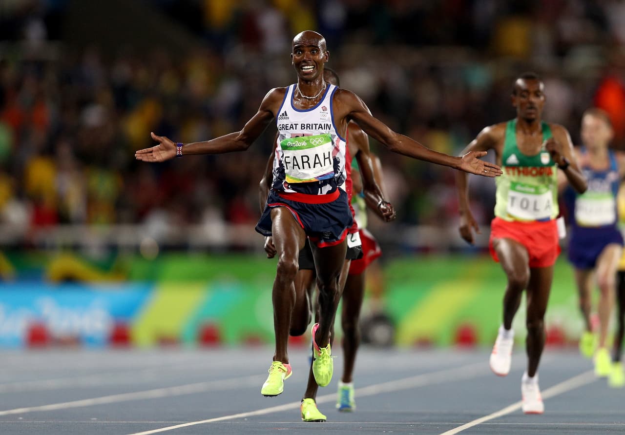 Mohamed Farah (Gran Bretaña) seguro de ganar la competencia de los 10,000 metros.