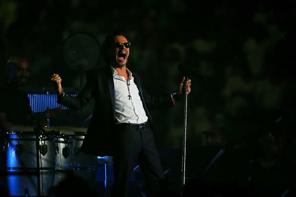 Con un crucifijo al cuello, así reapareció Marc Anthony en concierto tras la muerte de su mamá