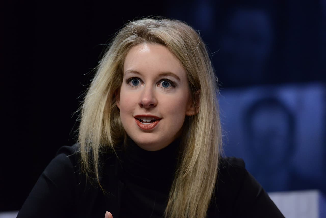 <h2 class="cms-H2-H2">1. Elizabeth Holmes</h2>
<br>
<br>Elizabeth Holmes salió en la portada de la revista Forbes por el mérito de haber fundado una start up revolucionaria con un valor estimado de $9,000 millones de dólares: Theranos, que prometía análisis de sangre con una tecnología innovadora y barata. 
<br>
<br>El problema es que todo era mentira. Una investigación del Wall Street Journal descubrió los fraudes que había cometido Holmes para engañar a sus inversionistas e incluir en su consejo directivo a personalidades como Henry Kissinger o el exsecretario de Defensa William Perry. La compañía cerró en 2018 y 
<a href="https://www.univision.com/noticias/salud/elizabeth-holmes-posible-fuga-mexico-fiscales-piden-negar-libertad">Holmes fue sentenciada a 11 años de cárcel</a>.