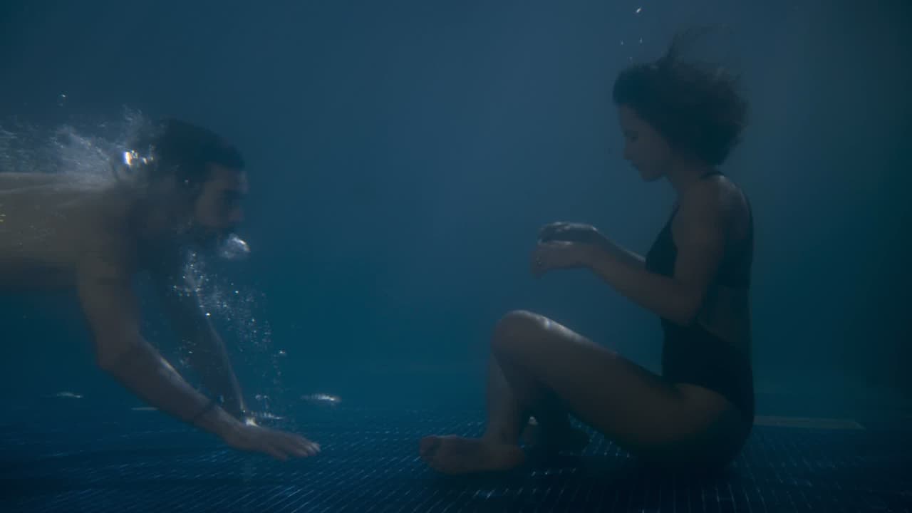 José Carlos busca los momentos para estar cerca de Leonora ante el distanciamiento de Alejandro.