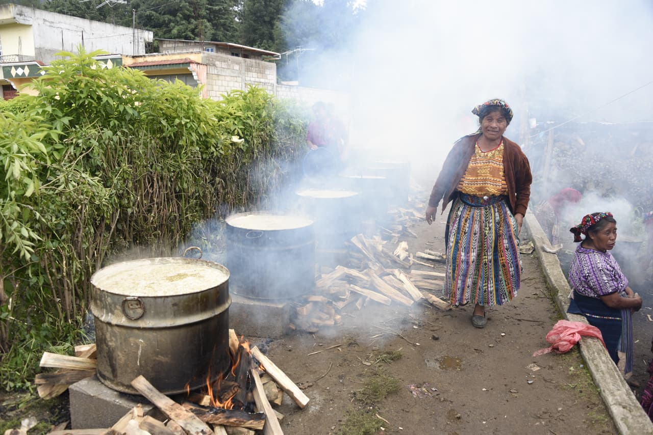 Otra fila de ollas humeantes a uno de los lados de la casa donde se realiza el velatorio.