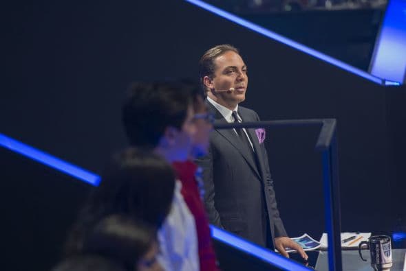 Caras graciosas, bromas, muestras de afecto y selfies con los fans, de todo pasa en el backstage y los famosos lo saben. Mira todo lo que no pudiste ver en la gala cinco de Me Pongo De Pie.