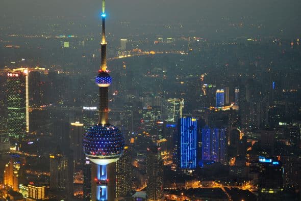 The Oriental Pearl TV Tower, Shangai, China - El 2 de abril todos los grandes edificios y monumentos del mundo serán iluminados de azul como una forma de crear conciencia sobre el Autismo.