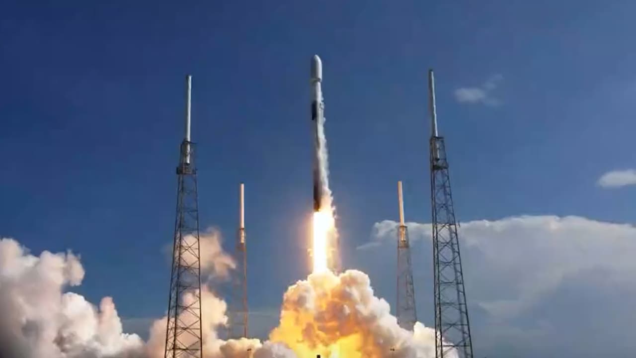 Lanza SpaceX un satélite de comunicaciones        