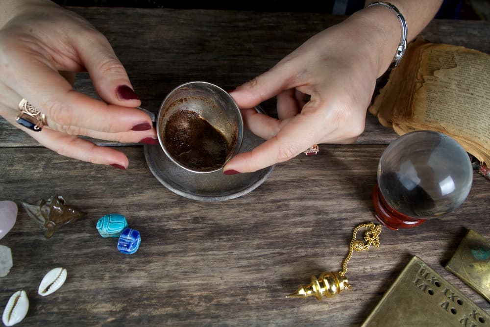 Si las figuras están en el fondo de la taza representan cosas del pasado, si están en el medio de sus paredes es el presente, y en los bordes muestran el futuro.
<br>