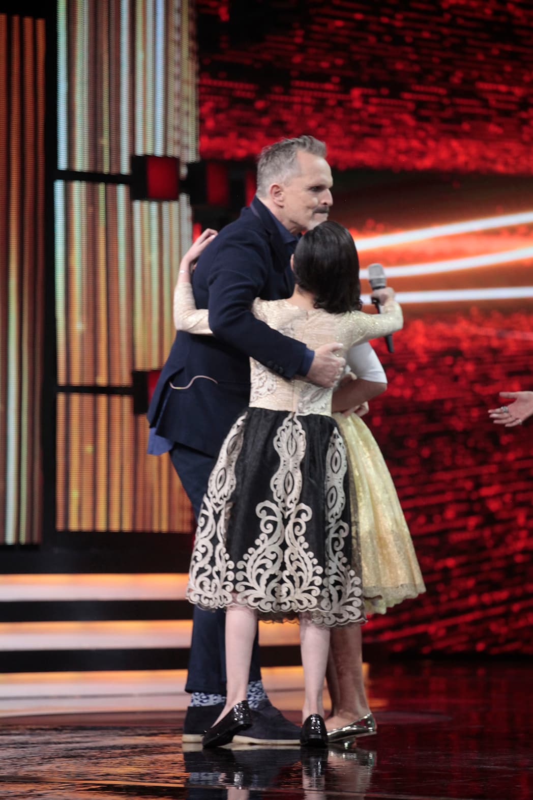 En la novena gala, Taisia y Adilene se enfrentaron en un reto en el que les tocó cantar una canción de Miguel Bosé. Las intérpretes de los escuadrones de Giovani y Mateo se unieron en un vibrante dueto que hizo que Bosé expresara: "Ya me la anularon". Una vez más dejó su lugar para felicitarlas.