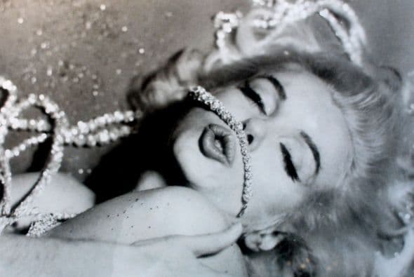 El vestido, más color crema que blanco con el paso de los años, con el cual apareció en la película "The Seven Year Itch", de Billy Wilder, y cuyo estreno fue en 1955, estaba valuado de $1 millón a $2 millones; sin embargo, llegó a un precio de martillo de $4.6 millones ($5.52 millones con los cargos adicionales), en el marco del remate de la colección privada de la actriz estadounidense Debbie Reynolds.