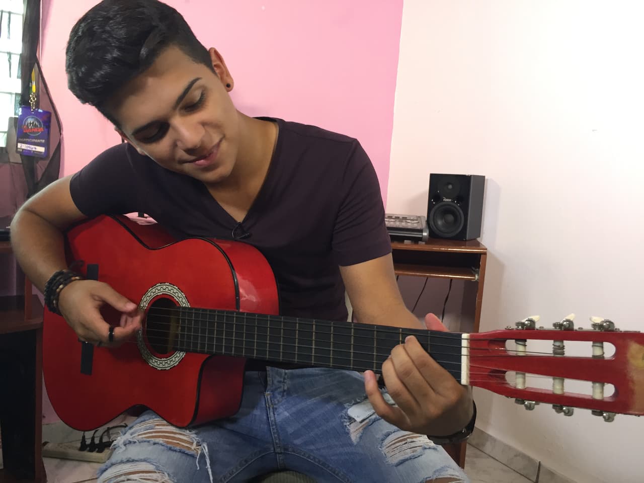 Al boricua le encanta escribir letras que enamoren a las chicas.