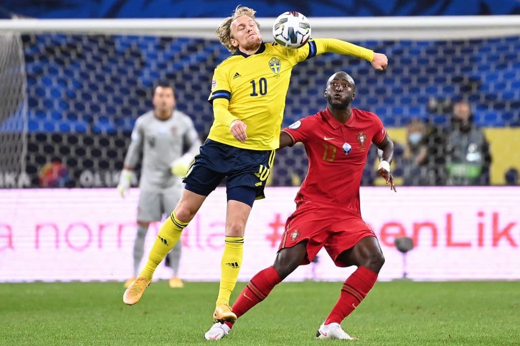 Svensson explusado por doble amarilla y Suecia se queda con 10 hombres.