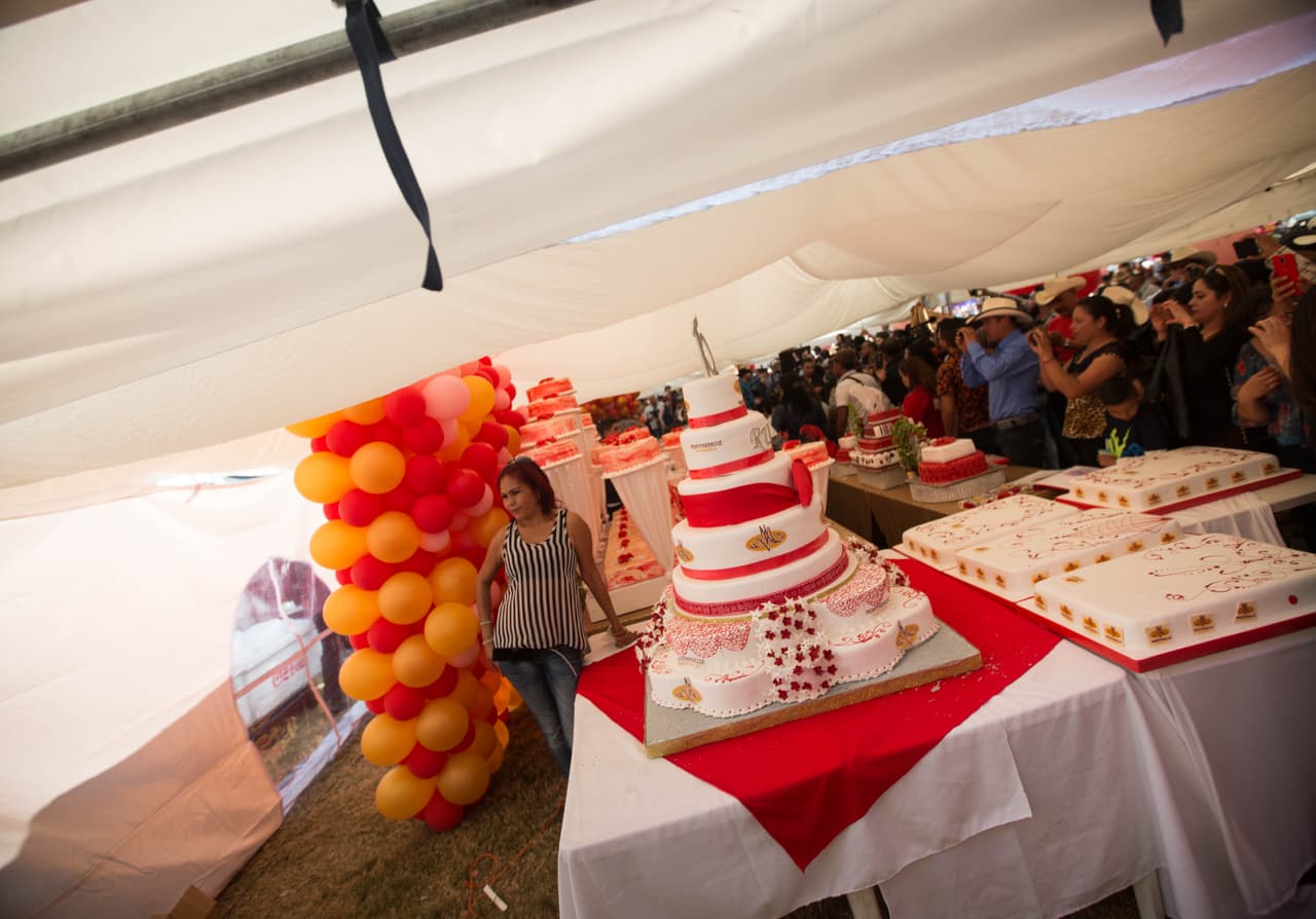 Una mujer posa para una fotografía con los pasteles de los XV de Rubí. La zona a momentos parecía un museo: la gente haciendo cola para pasar a tomar fotos. Almudena Toral