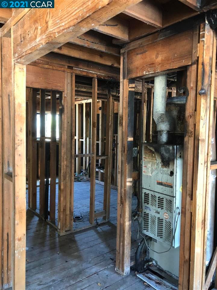 "Es una gran oportunidad para renovarla o reconstruirla", se lee en el portal web que destaca la condición de la casa como si se tratara de un buen atributo.